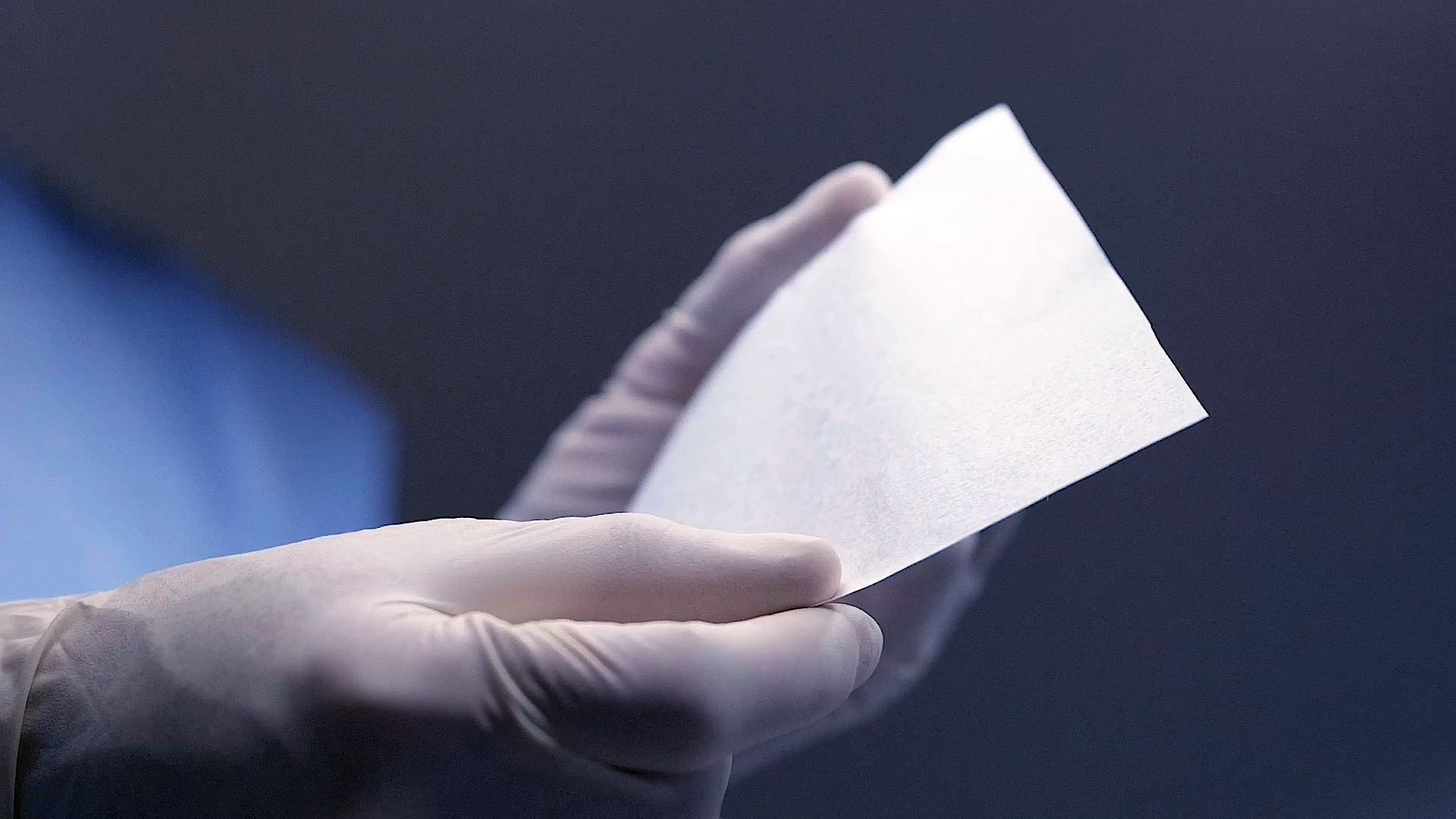 Membrane SupraThel souple et translucide manipulée avec des gants