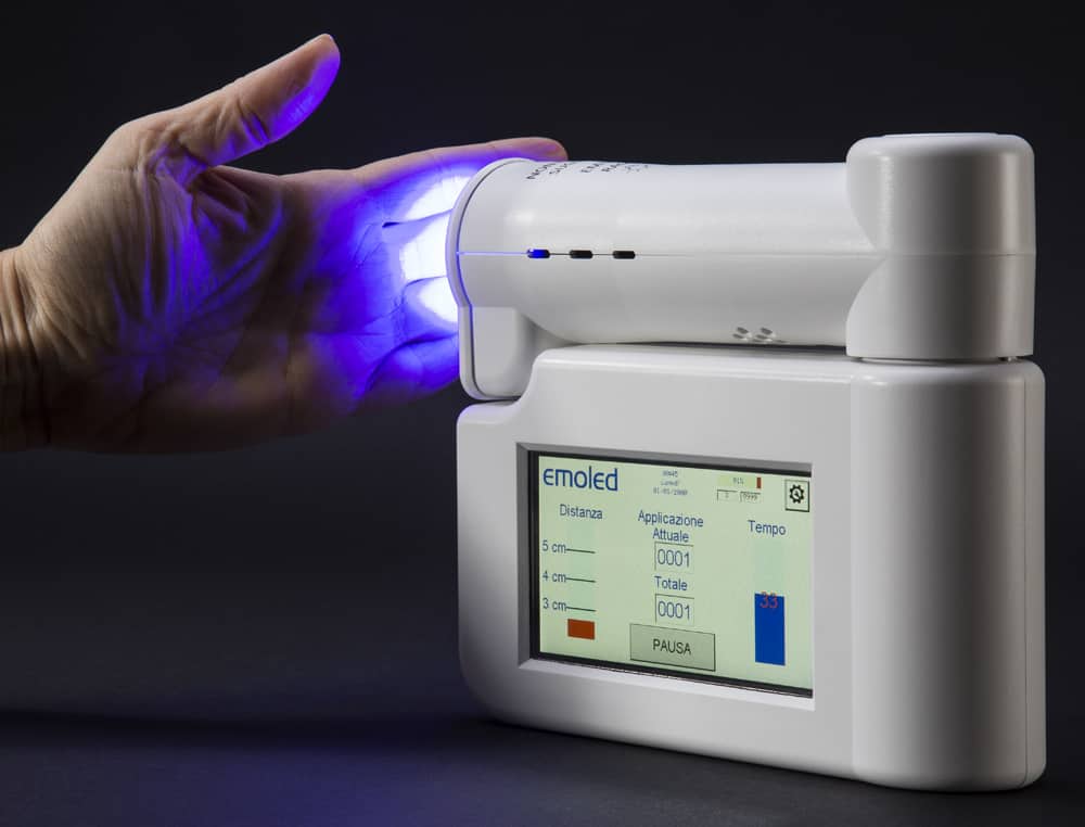 Application de lumière bleue EmoLED sans contact sur une main