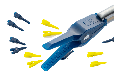 Gamme de clamps microvasculaires Keisei, clamp bleu tenu par une pince