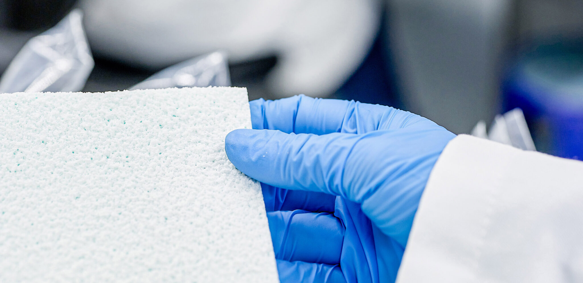 Matrice de régénération dermique Supra SDRM manipulée avec des gants